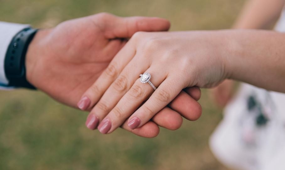 ring with oval diamond