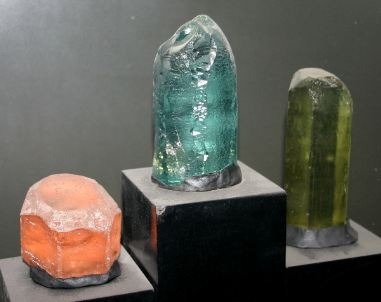 morganite to the left next to other beryl crystals
