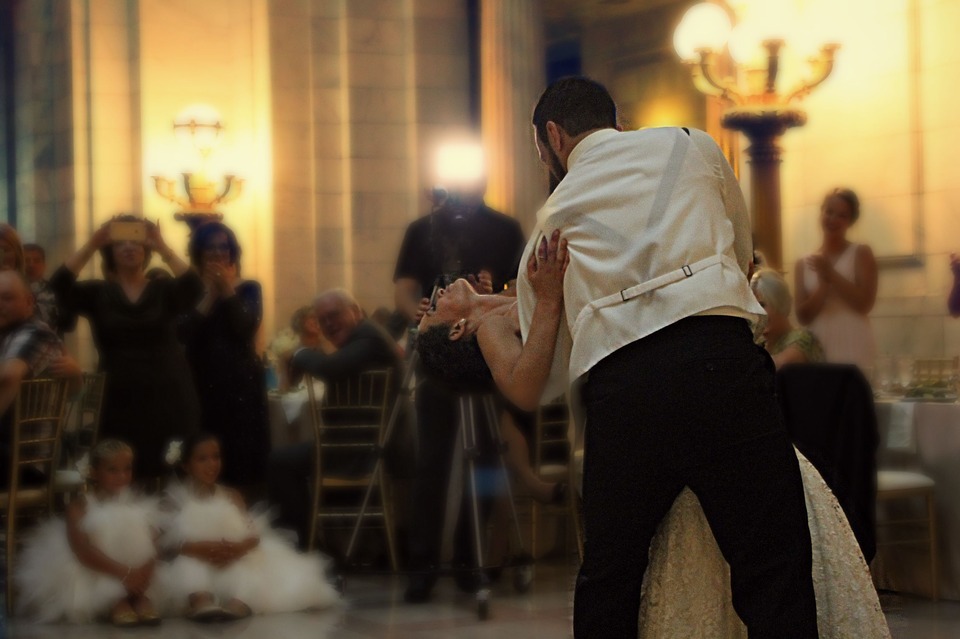 newlyweds dancing