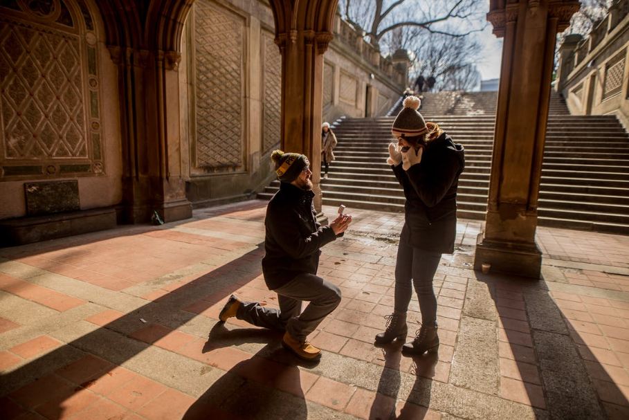 man proposing to a woman