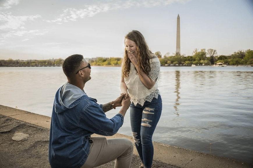 love-washington-proposal-couple
