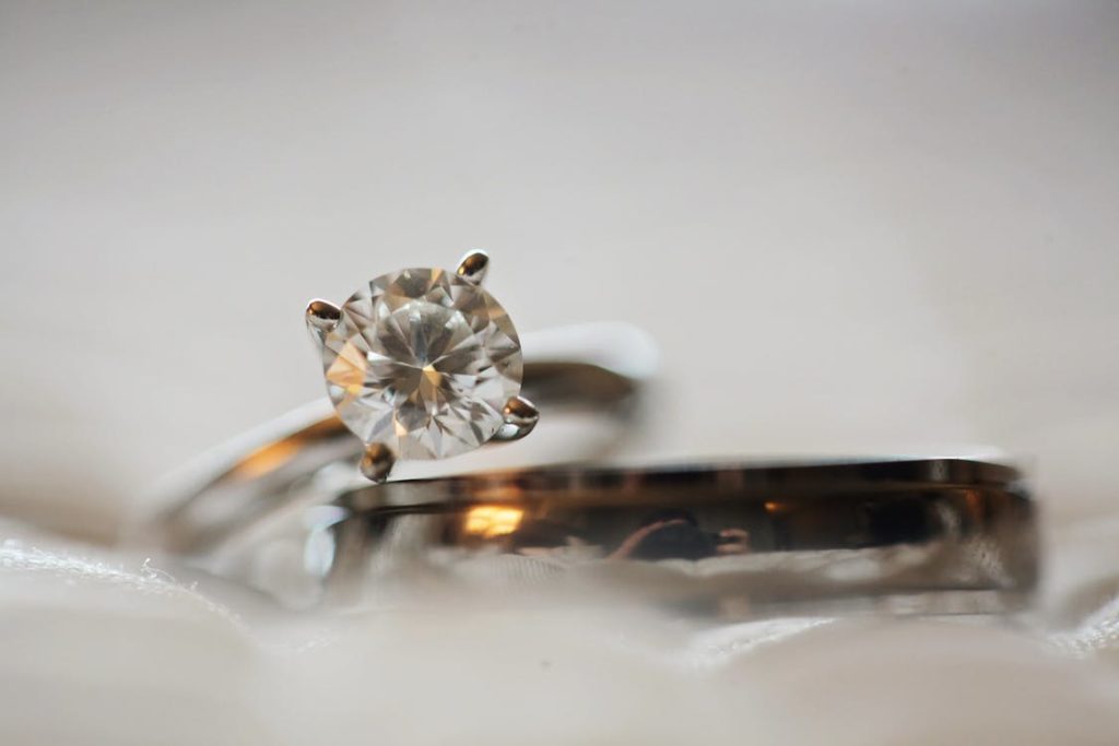 a picture of a ring with a diamond on it