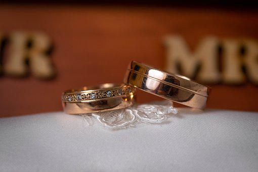Customized heirloom wedding rings